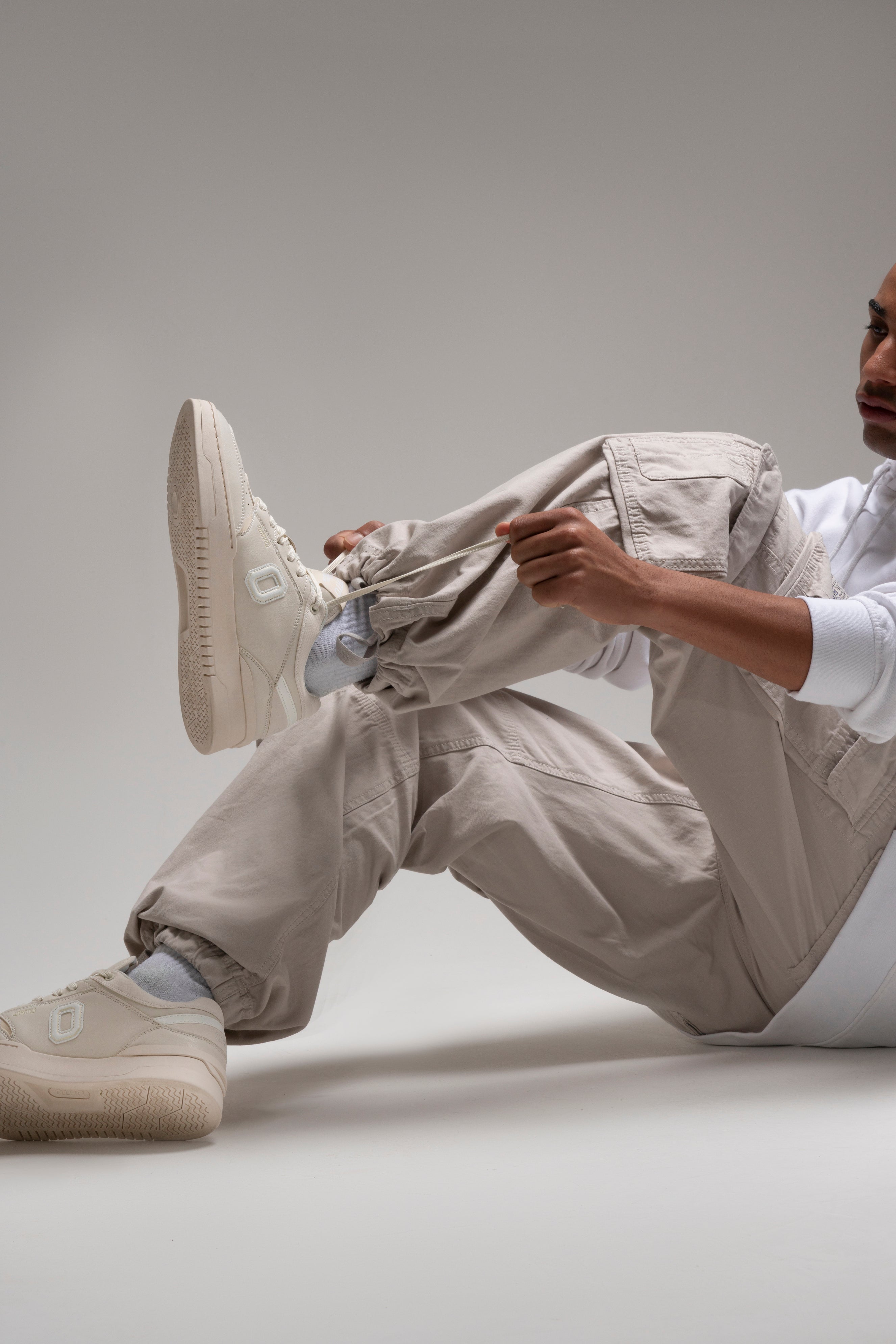 Sneakers Bianche Eleganti: Versatilità in Ogni Outfit